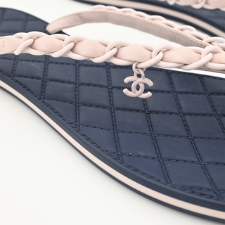 CHANEL | Navy Rubber Quilted Chain Colorblock Thong Sandals