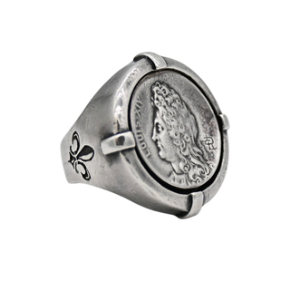 FRENCH KANDE | Mini Medallion Louis XIV Signet Ring