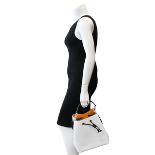 White Epi Néonoé MM Bucket Bag